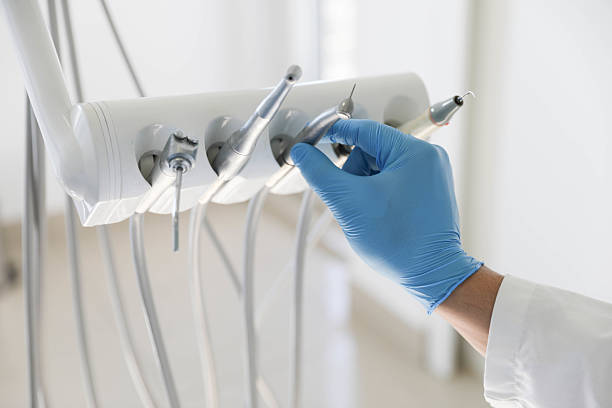 Professional Tooth Extraction technician working in La Puebla, NM